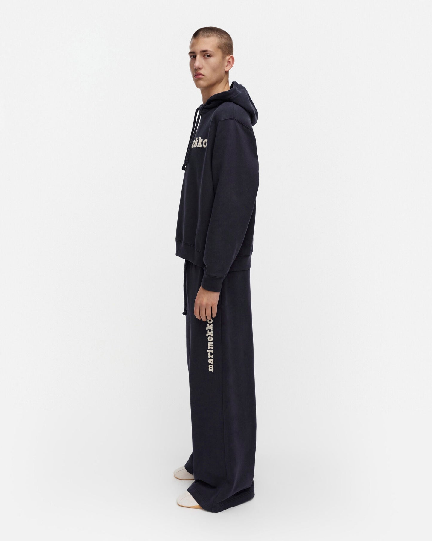 Skripti Logo Placement Kioski hoodie